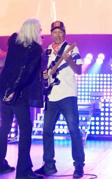 Def Leppard 2025. Def Leppard 2025.
